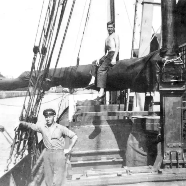 Undine ex Franziska im Hafen bei Ladungsarbeiten ca. 1947